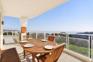 3BR flat with sea view balcony - Pool & Parking