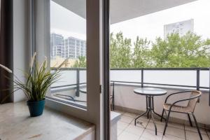 Urban Chic - 2 Bedrooms - Rondo ONZ - Luxury Warsaw Stays - Pereca street