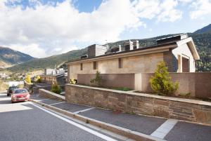 One-Bedroom Apartment with Balcony and Mountain Views. 5 min driving to Ski Area room in Tarter Mountain Suites