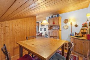 Emeraudes 404A pres de la telecabine a Anzere avec vue sur les Alpes