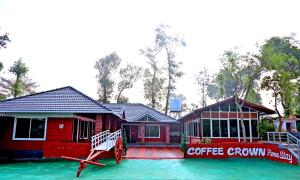 Coffee Crown Homestay - 1km to Falls, Home Food, Estate, Pvt Rooms, Villa,