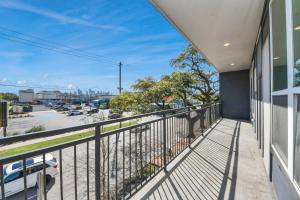 Modern King Bed Unit with Arcade at The Vic Walk to Midtown Downtown