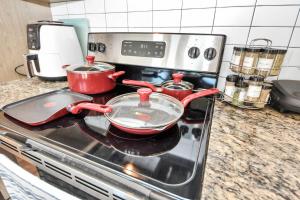 Modern King Bed Unit with Arcade at The Vic Walk to Midtown Downtown