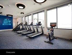 Modern King Bed Unit with Arcade at The Vic Walk to Midtown Downtown