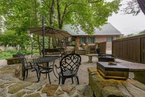 Lazy River Days - Riverfront Cabin Downtown Helen