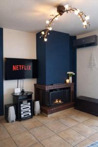 Derveni Seaside Apartments - Deluxe Sea View Penthouse Jacuzzi-BBQ & Groundfloor Garden View Apartment