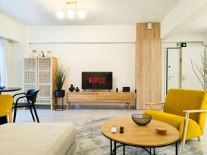 Vibrant Flat in Voula Center