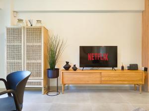 Vibrant Flat in Voula Center