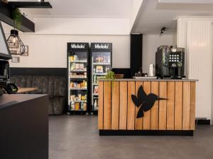 Allemansvriend aan het water op de veluwe