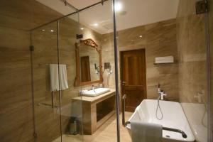 Araliya Red - Budget friendly Hotel-you find stunning 360 panoramic view of Nuwara Eliya