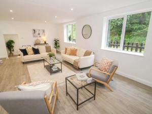 4 Bed in Swindon oc-b37205