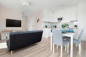 Jasny Apartament z Parkingiem oraz Balkonem w Łodzi by Noclegi Renters