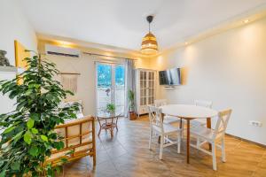 Relaxing 2 bedroom apartment with Bay View and Parking