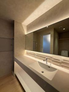 Ishiki by b hotel - Next to Station Newly Renovated 3BR with Island Kitchen