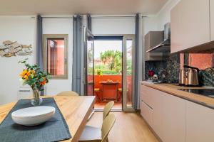 5 from the Sea, Elegant Apartment with Wi-Fi and AC