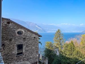 Corenno Plinio - Castello Oleandro Housing among Lake and Castle