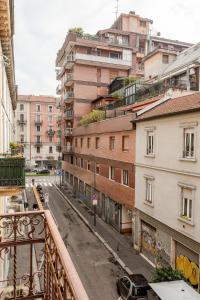 Elegant Oasis 10 min Central Station with Balcony e WIFI near M1 Rovereto
