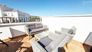 Penthouse, 2-bedroom apartment with pool views