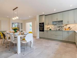 5 Bed in Woodbridge oc-72724