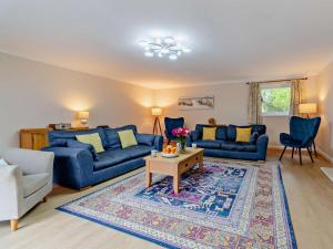 5 Bed in Woodbridge oc-72724
