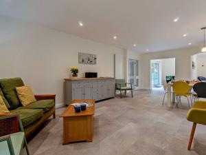 5 Bed in Woodbridge oc-72724