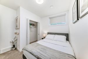 Brand New! Modern 2 Bedroom Suite Near YYC Airport - Sleeps 4