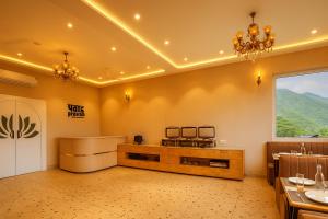 Hotel Nirvana Palace Near Parmarth Niketan