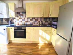 Cawley Priory, Spacious 2 Bedroom City Centre Flat with Parking Space - Chichester Holiday Properties