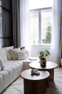 Rentero 5 min Dancing House Apartment Prague, Luxury and Modern