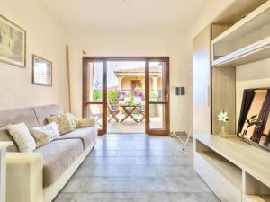 Studio 2 beds on the ground floor with private outdoor area in Marinella