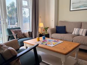 Bromholme Cottage Bacton - Sleeps 10, hot tub, close to beach
