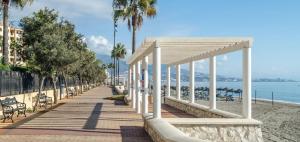 On the sea front with an ocean-facing terrace