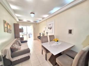 Apartamento na UBATUBA há 1 quadra do mar com AR