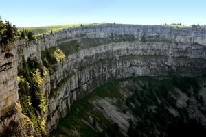 À lorée du Creux du Van, Noiraigue