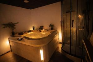 Cinéma et jacuzzi privatif, Bordeaux