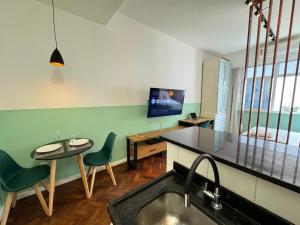 Copacabana 450 meters from the beach AC, Wi-Fi and Smart TV