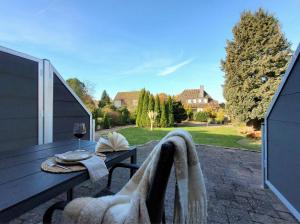 Hochwertige Ferienwohnung mit Sonnenterrasse & Gartenblick, nur wenige Gehminuten zum Strand