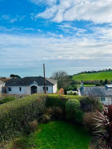 Amazing Large House, Lovely Newly Fitted Kitchen, Sleeps 8 , Nice Views and Garden, Plus a Beach Hut that is Located on Lyme Regis Beach