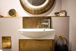 The Hideout - private luxury cabin near the sea with spa, patio area, and parking