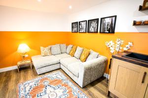 The Hideout - private luxury cabin near the sea with spa, patio area, and parking