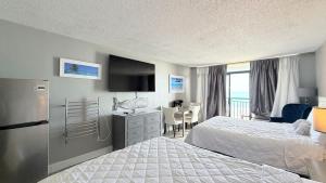 Beautiful Oceanfront Studio pool hot tub