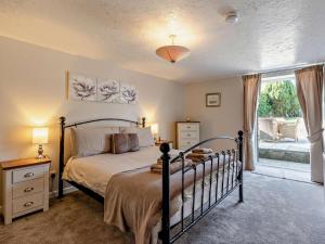 2 Bed in Holsworthy oc-00813