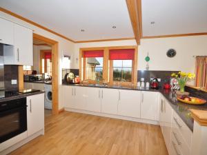4 Bed in Strath 29010