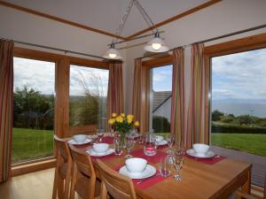 4 Bed in Strath 29010