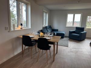 Rimbo - Lägenhet med balkong och utsikt mot parken