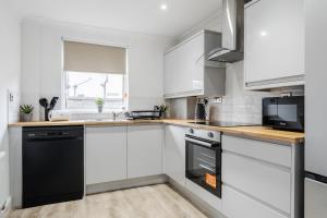 4 Mins to Anfield Flex Beds Bath & Shower TV