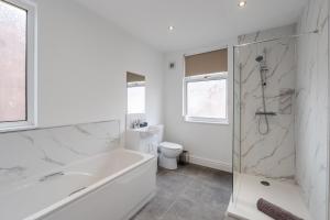 4 Mins to Anfield Flex Beds Bath & Shower TV