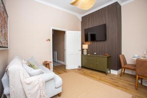 Vacant Nests Stylish 2BR Coastal Flat Parking