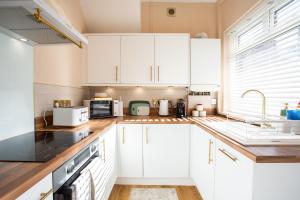 Vacant Nests Stylish 2BR Coastal Flat Parking