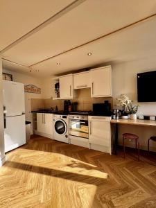 Apartment - Kitchen, Living Room, Parking, Central